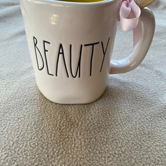 **SOLD***🚨Rae Dunn ❄️👸🏻”Beauty”Disney Mug, Double Sided Elsa,❄️👸🏻 - Picture 10 of 10